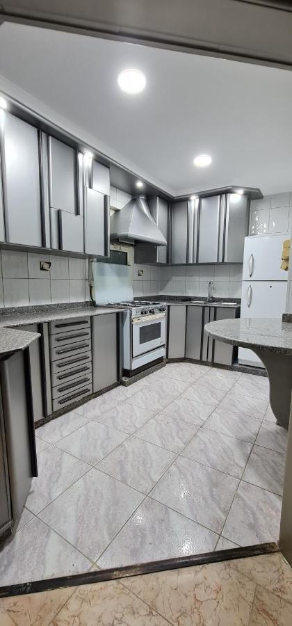 Comfy 2-bedrooms In 44-2 Apartment *
